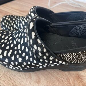 Dansko black and cream fur clogs 36… adorable